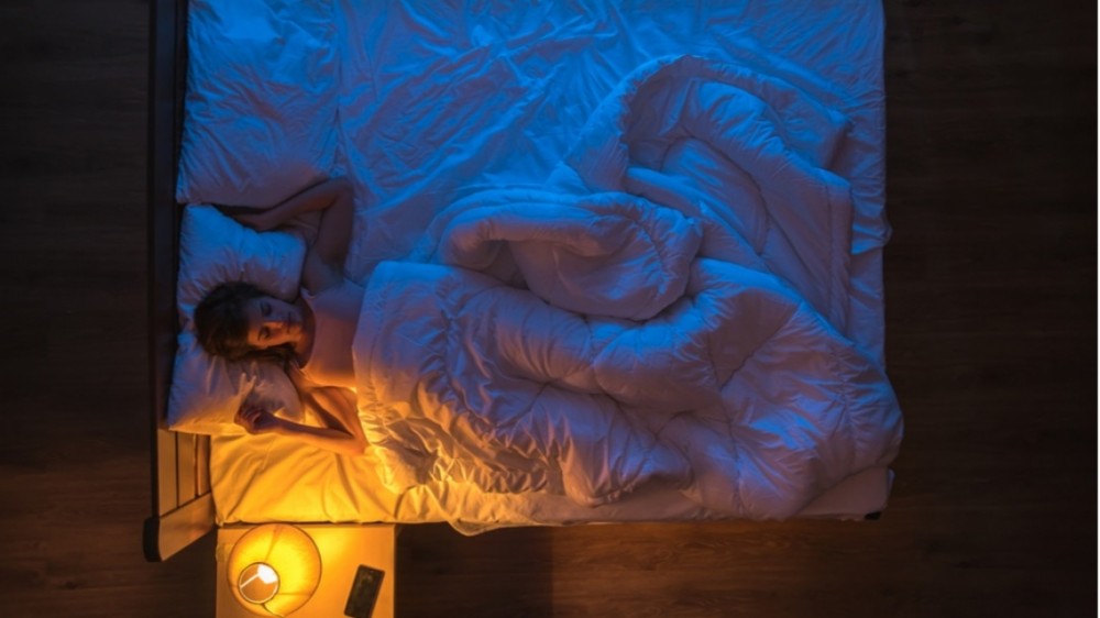 Ce boli riști dacă dormi cu lumina aprinsă
